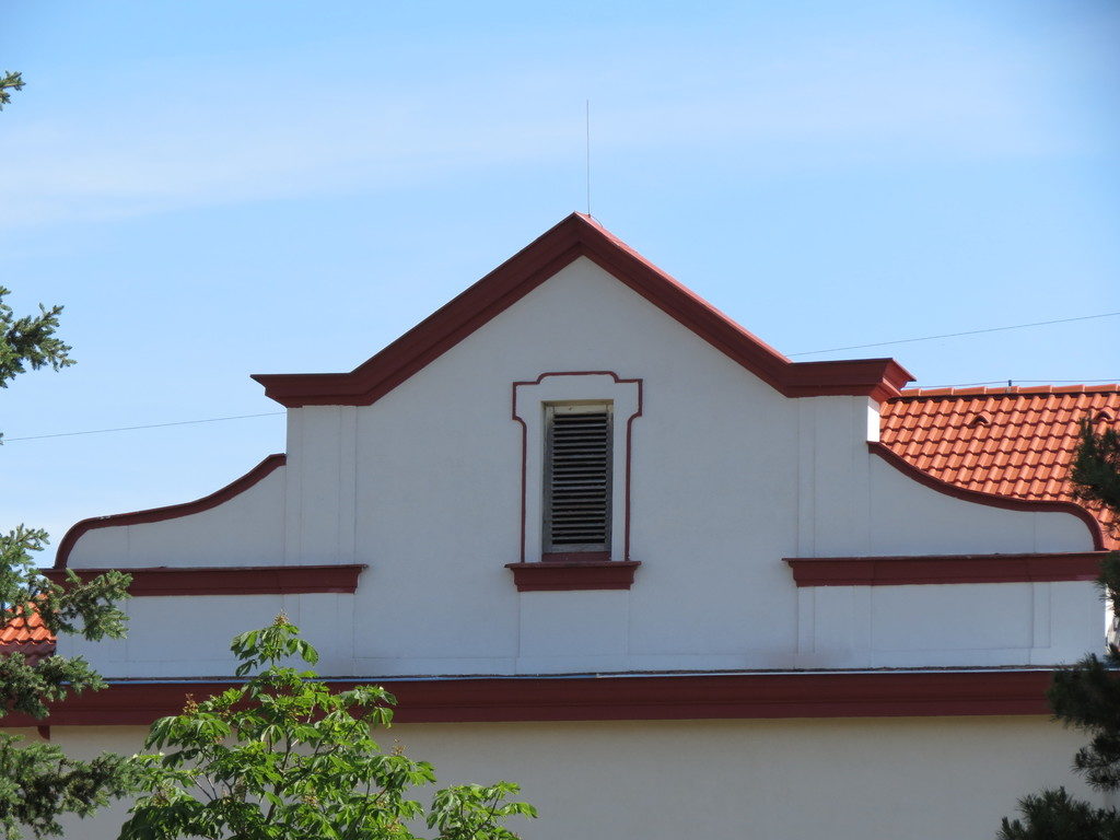 Hrádek - sgrafita na náměstí - protější dům po opravě